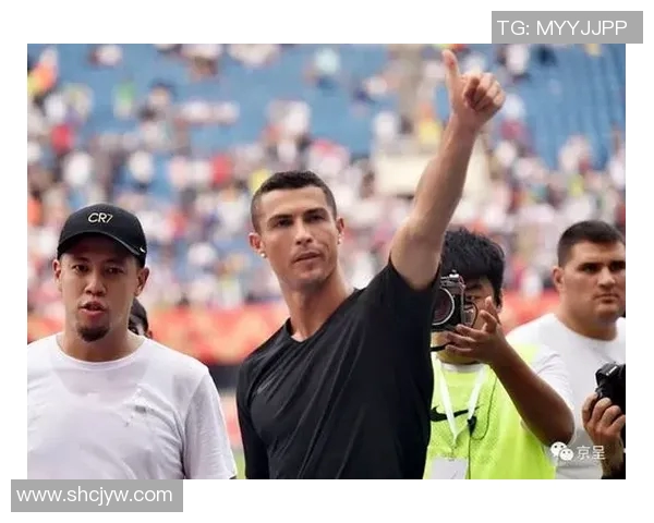 小孩偶遇足球巨星激动不已 亲身体验与偶像零距离互动